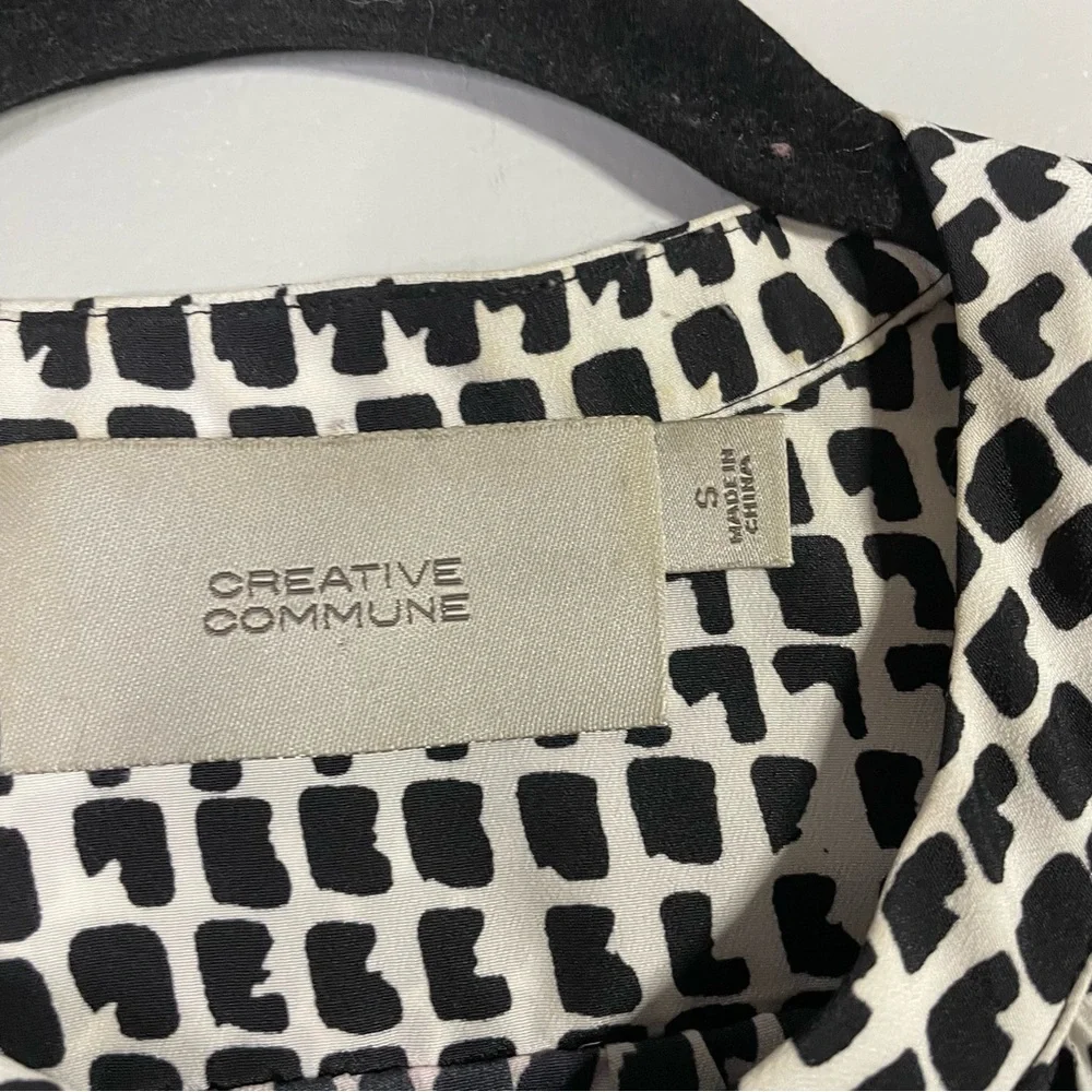 Creative Commune Lightweight V Neck V Cut Business Casual Patterned Blouse Small - Picture 3 of 6